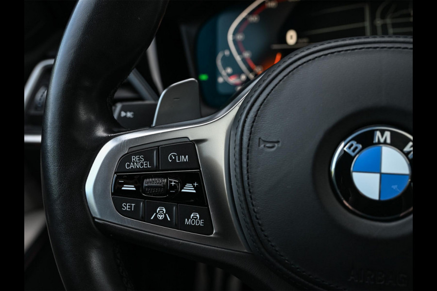 BMW 3-serie 330i High Executive M-Sport Pro | Panoramadak | HUD | Harman/Kardon | Memory Seats | Active Cruise | BMW Gesture Control | Camera | Stoelverwarming V+A | Ambiance Interieur | Stuurverwarming |