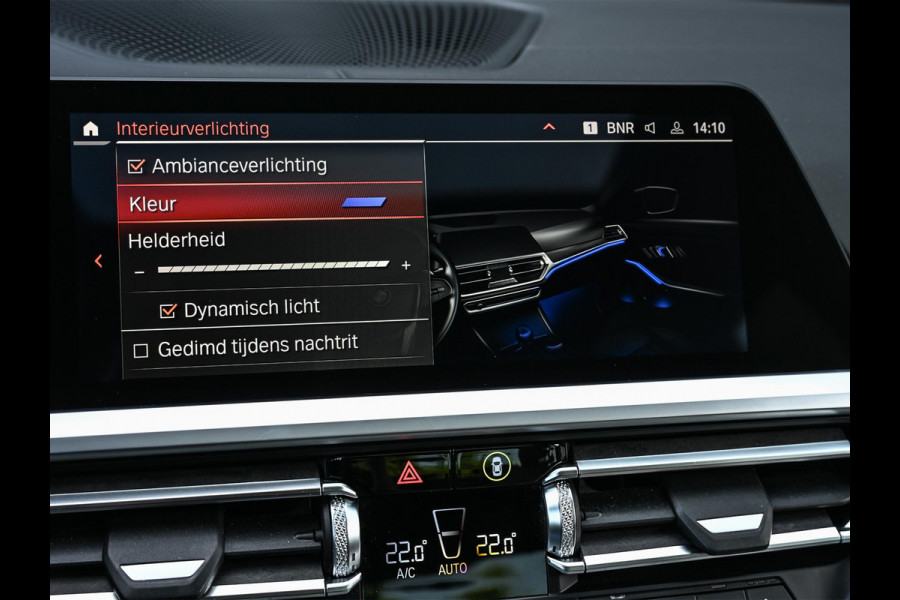 BMW 3-serie 330i High Executive M-Sport Pro | Panoramadak | HUD | Harman/Kardon | Memory Seats | Active Cruise | BMW Gesture Control | Camera | Stoelverwarming V+A | Ambiance Interieur | Stuurverwarming |