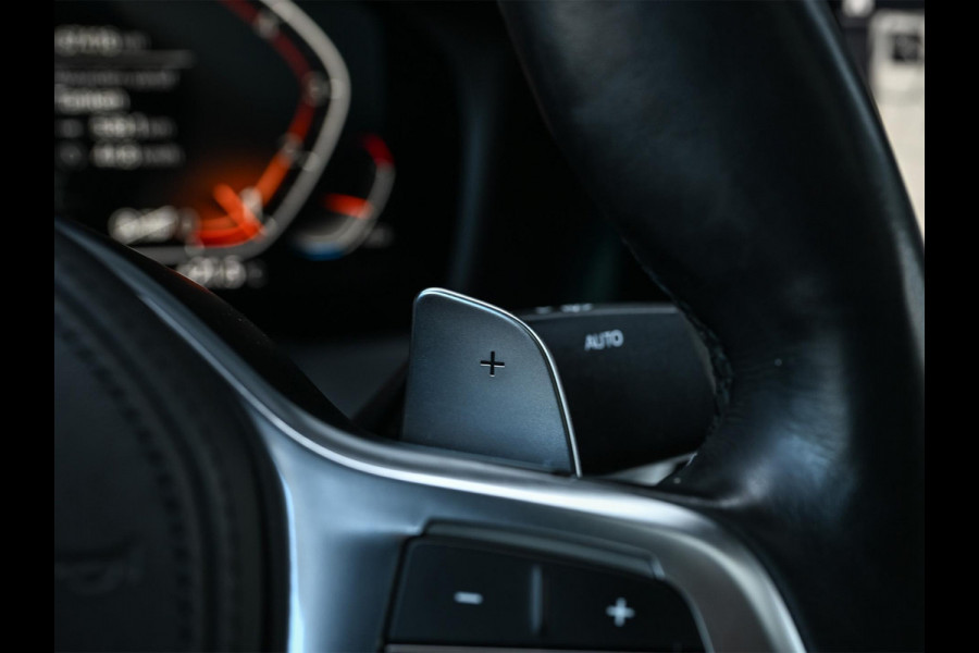 BMW 3-serie 330i High Executive M-Sport Pro | Panoramadak | HUD | Harman/Kardon | Memory Seats | Active Cruise | BMW Gesture Control | Camera | Stoelverwarming V+A | Ambiance Interieur | Stuurverwarming |