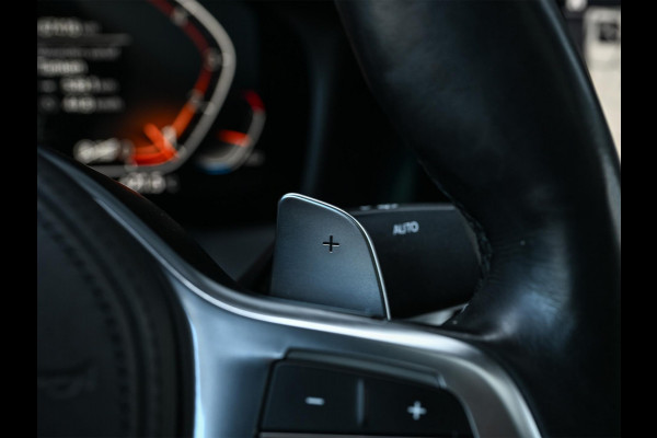 BMW 3-serie 330i High Executive M-Sport Pro | Panoramadak | HUD | Harman/Kardon | Memory Seats | Active Cruise | BMW Gesture Control | Camera | Stoelverwarming V+A | Ambiance Interieur | Stuurverwarming |