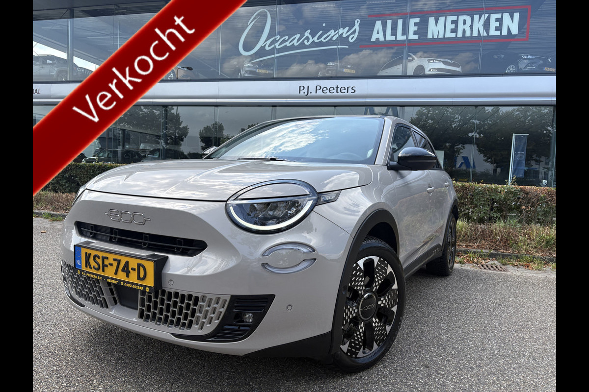 Fiat 600E La Prima 54 kWh Achteruitrijcamera - Apple carplay - Draadloze telefoonoplader - Parkeersensoren - Navigatie - Airco - Stoelverwarming - Voorstoelen met massagefunctie - Licht metalen velgen 18 inch - Keyles Cruise control - Dodehoek detector - Extra getint glas achter - Regensensor - Led verlichting - Stuur multifunctioneel