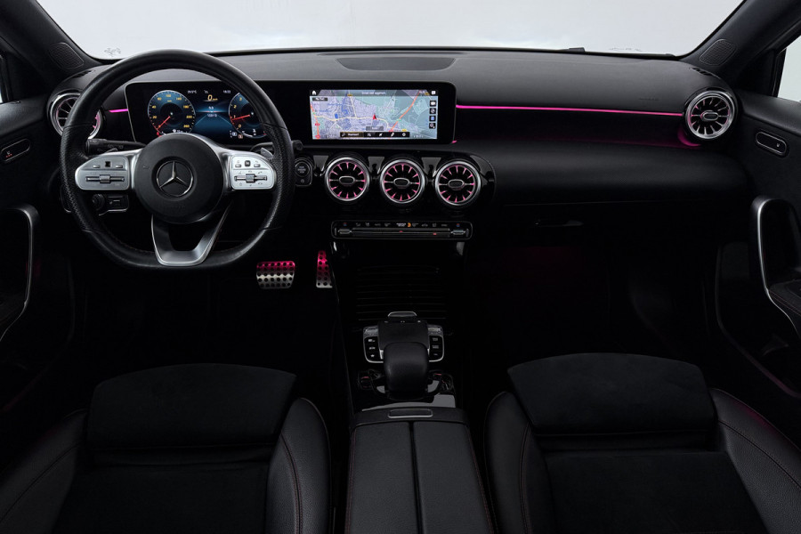 Mercedes-Benz A-Klasse 180 Business Solution AMG (PANORAMADAK, STOELVERWARMING, SFEERVERLICHTING, CAMERA, PARKEERSENSOREN)