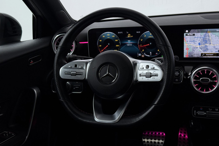 Mercedes-Benz A-Klasse 180 Business Solution AMG (PANORAMADAK, STOELVERWARMING, SFEERVERLICHTING, CAMERA, PARKEERSENSOREN)