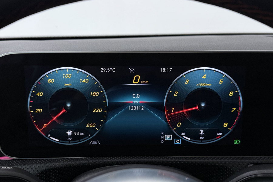 Mercedes-Benz A-Klasse 180 Business Solution AMG (PANORAMADAK, STOELVERWARMING, SFEERVERLICHTING, CAMERA, PARKEERSENSOREN)