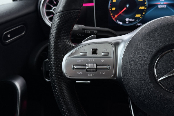 Mercedes-Benz A-Klasse 180 Business Solution AMG (PANORAMADAK, STOELVERWARMING, SFEERVERLICHTING, CAMERA, PARKEERSENSOREN)
