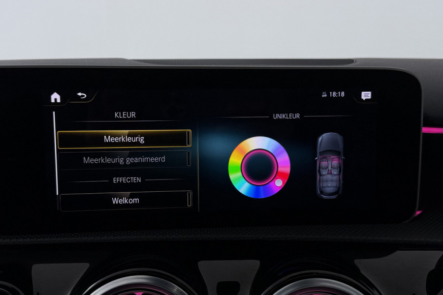 Mercedes-Benz A-Klasse 180 Business Solution AMG (PANORAMADAK, STOELVERWARMING, SFEERVERLICHTING, CAMERA, PARKEERSENSOREN)