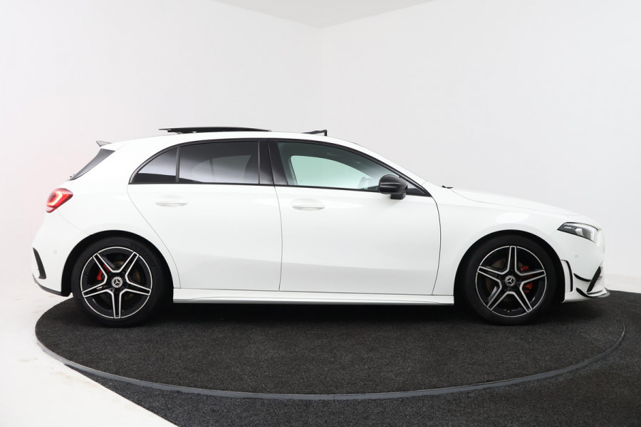Mercedes-Benz A-Klasse 180 Business Solution AMG (PANORAMADAK, STOELVERWARMING, SFEERVERLICHTING, CAMERA, PARKEERSENSOREN)