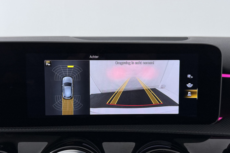 Mercedes-Benz A-Klasse 180 Business Solution AMG (PANORAMADAK, STOELVERWARMING, SFEERVERLICHTING, CAMERA, PARKEERSENSOREN)