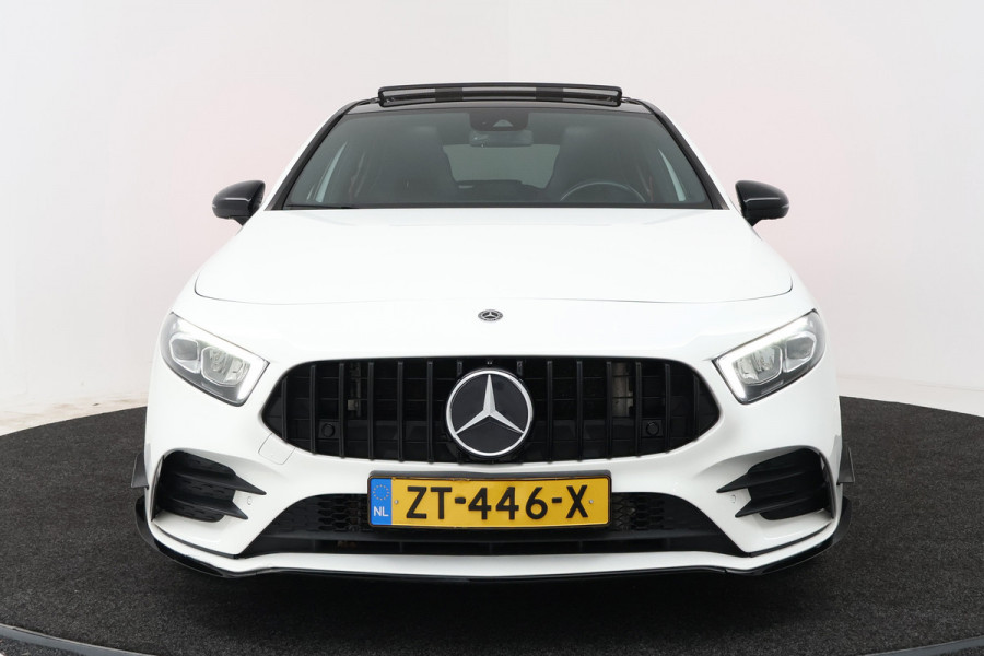 Mercedes-Benz A-Klasse 180 Business Solution AMG (PANORAMADAK, STOELVERWARMING, SFEERVERLICHTING, CAMERA, PARKEERSENSOREN)