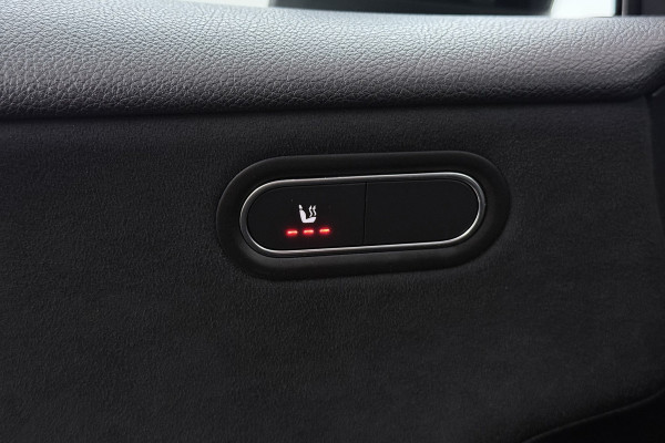 Mercedes-Benz A-Klasse 180 Business Solution AMG (PANORAMADAK, STOELVERWARMING, SFEERVERLICHTING, CAMERA, PARKEERSENSOREN)