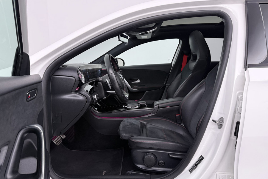 Mercedes-Benz A-Klasse 180 Business Solution AMG (PANORAMADAK, STOELVERWARMING, SFEERVERLICHTING, CAMERA, PARKEERSENSOREN)