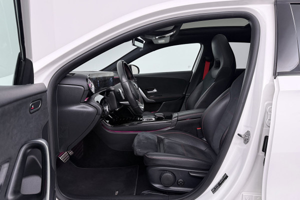 Mercedes-Benz A-Klasse 180 Business Solution AMG (PANORAMADAK, STOELVERWARMING, SFEERVERLICHTING, CAMERA, PARKEERSENSOREN)