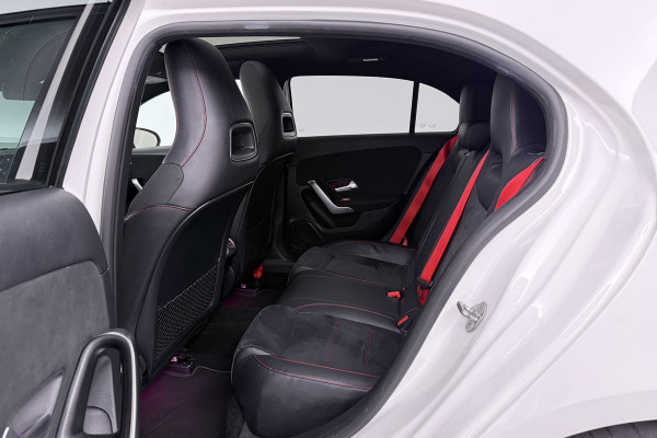 Mercedes-Benz A-Klasse 180 Business Solution AMG (PANORAMADAK, STOELVERWARMING, SFEERVERLICHTING, CAMERA, PARKEERSENSOREN)