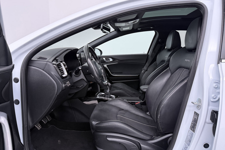 Kia Ceed Sportswagon 1.5 T-GDi GT-Line (PANORAMADAK, STOEL/STUUR VERWARMING, CAMERA, NAVIGATIE, PARKEERSENSOREN)