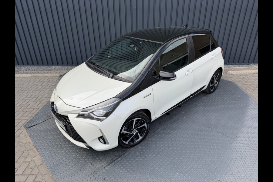 Toyota Yaris 1.5 Hybrid Bi-Tone Plus | Pano dak | PDC Achter | 10 jr GARANTIE | Rijklaar!!