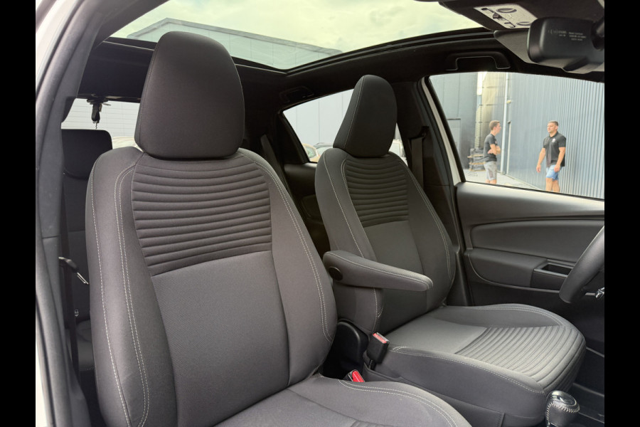 Toyota Yaris 1.5 Hybrid Bi-Tone Plus | Pano dak | PDC Achter | 10 jr GARANTIE | Rijklaar!!