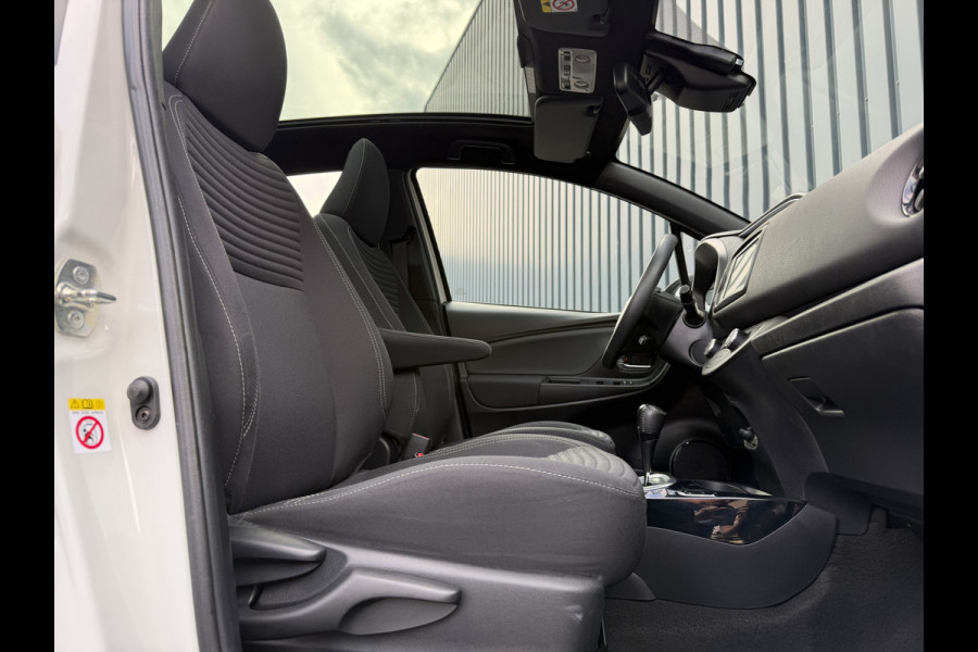 Toyota Yaris 1.5 Hybrid Bi-Tone Plus | Pano dak | PDC Achter | 10 jr GARANTIE | Rijklaar!!