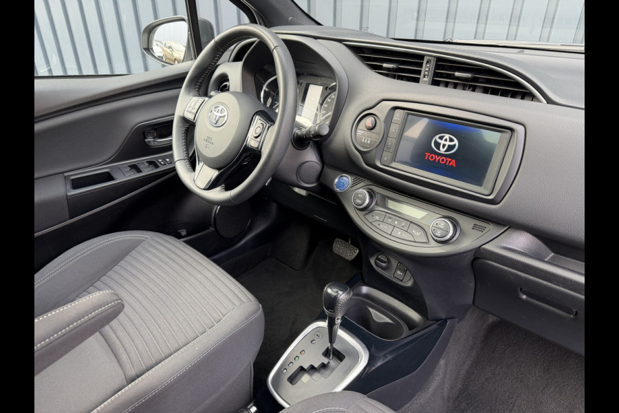 Toyota Yaris 1.5 Hybrid Bi-Tone Plus | Pano dak | PDC Achter | 10 jr GARANTIE | Rijklaar!!