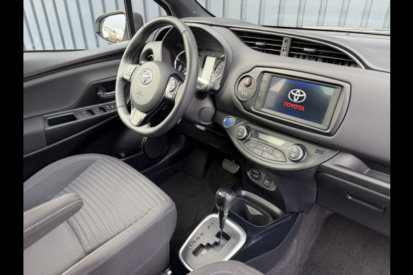 Toyota Yaris 1.5 Hybrid Bi-Tone Plus | Pano dak | PDC Achter | 10 jr GARANTIE | Rijklaar!!