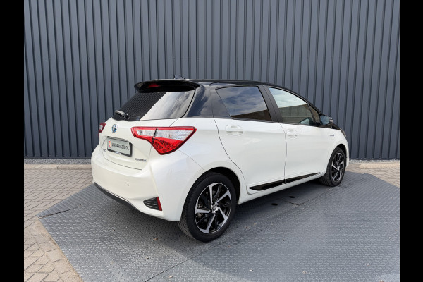 Toyota Yaris 1.5 Hybrid Bi-Tone Plus | Pano dak | PDC Achter | 10 jr GARANTIE | Rijklaar!!