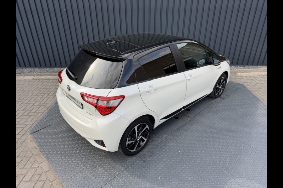 Toyota Yaris 1.5 Hybrid Bi-Tone Plus | Pano dak | PDC Achter | 10 jr GARANTIE | Rijklaar!!