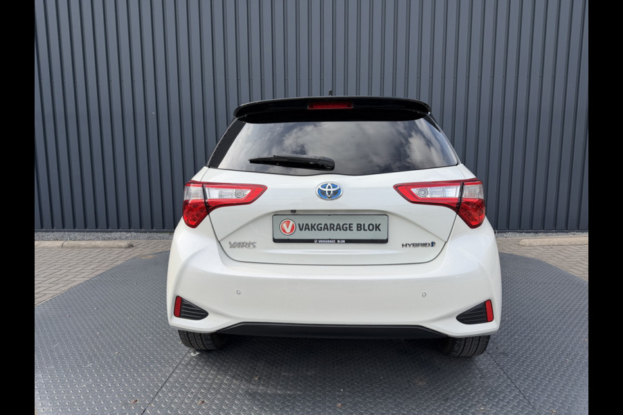 Toyota Yaris 1.5 Hybrid Bi-Tone Plus | Pano dak | PDC Achter | 10 jr GARANTIE | Rijklaar!!