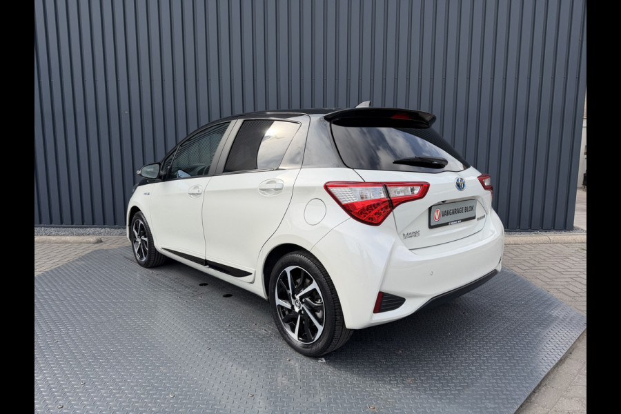 Toyota Yaris 1.5 Hybrid Bi-Tone Plus | Pano dak | PDC Achter | 10 jr GARANTIE | Rijklaar!!