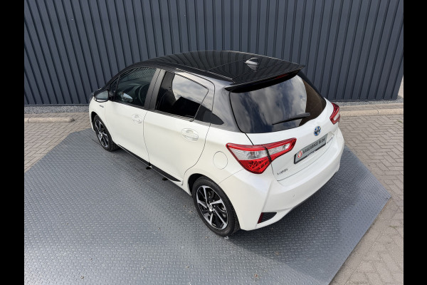 Toyota Yaris 1.5 Hybrid Bi-Tone Plus | Pano dak | PDC Achter | 10 jr GARANTIE | Rijklaar!!