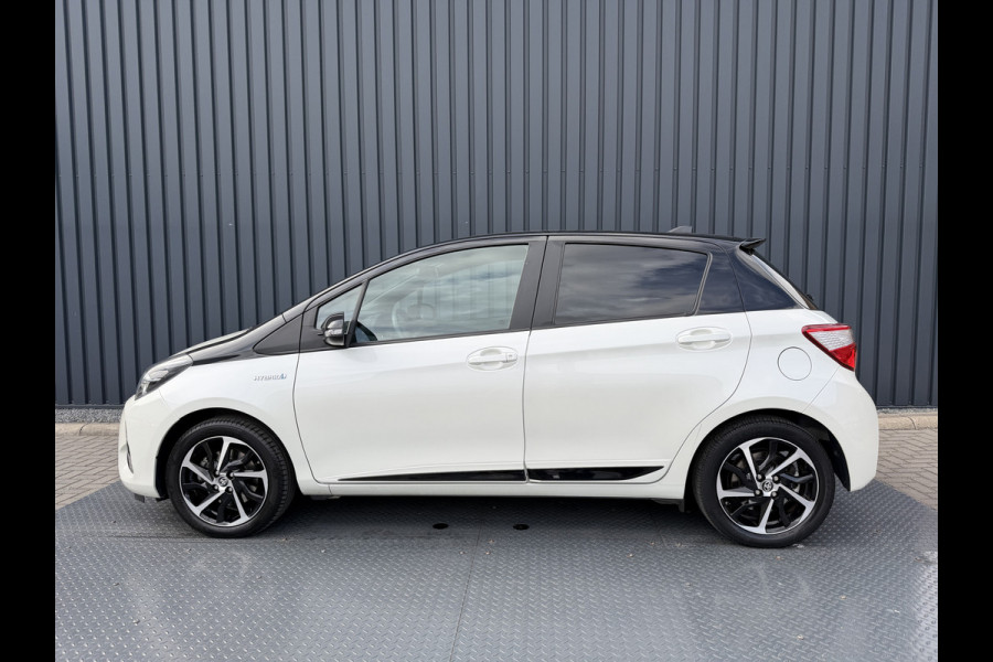 Toyota Yaris 1.5 Hybrid Bi-Tone Plus | Pano dak | PDC Achter | 10 jr GARANTIE | Rijklaar!!