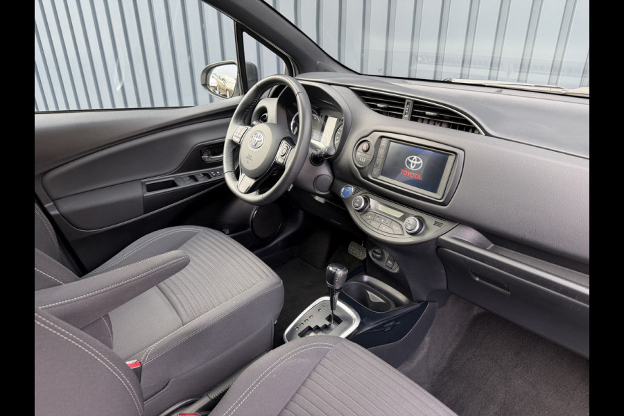 Toyota Yaris 1.5 Hybrid Bi-Tone Plus | Pano dak | PDC Achter | 10 jr GARANTIE | Rijklaar!!