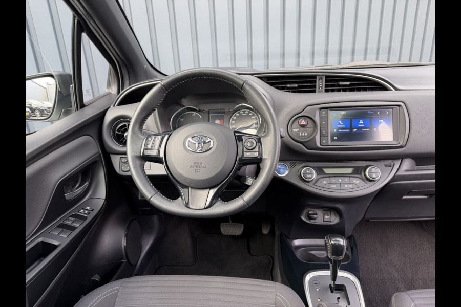 Toyota Yaris 1.5 Hybrid Bi-Tone Plus | Pano dak | PDC Achter | 10 jr GARANTIE | Rijklaar!!