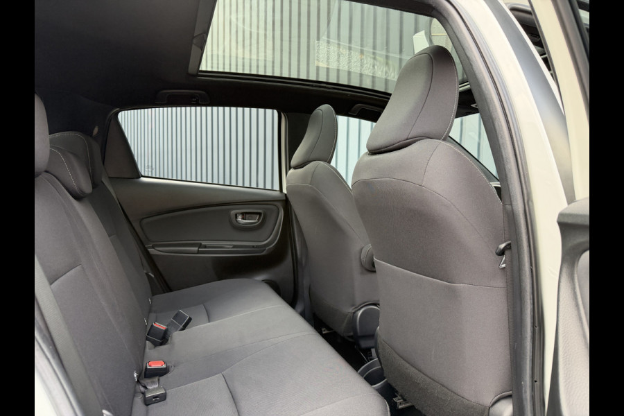 Toyota Yaris 1.5 Hybrid Bi-Tone Plus | Pano dak | PDC Achter | 10 jr GARANTIE | Rijklaar!!