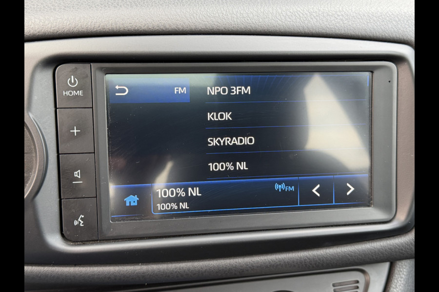 Toyota Yaris 1.5 Hybrid Bi-Tone Plus | Pano dak | PDC Achter | 10 jr GARANTIE | Rijklaar!!