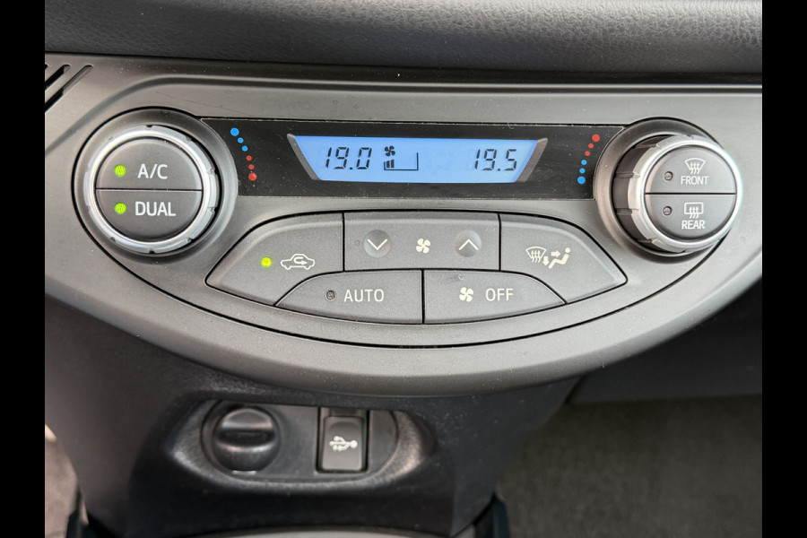 Toyota Yaris 1.5 Hybrid Bi-Tone Plus | Pano dak | PDC Achter | 10 jr GARANTIE | Rijklaar!!