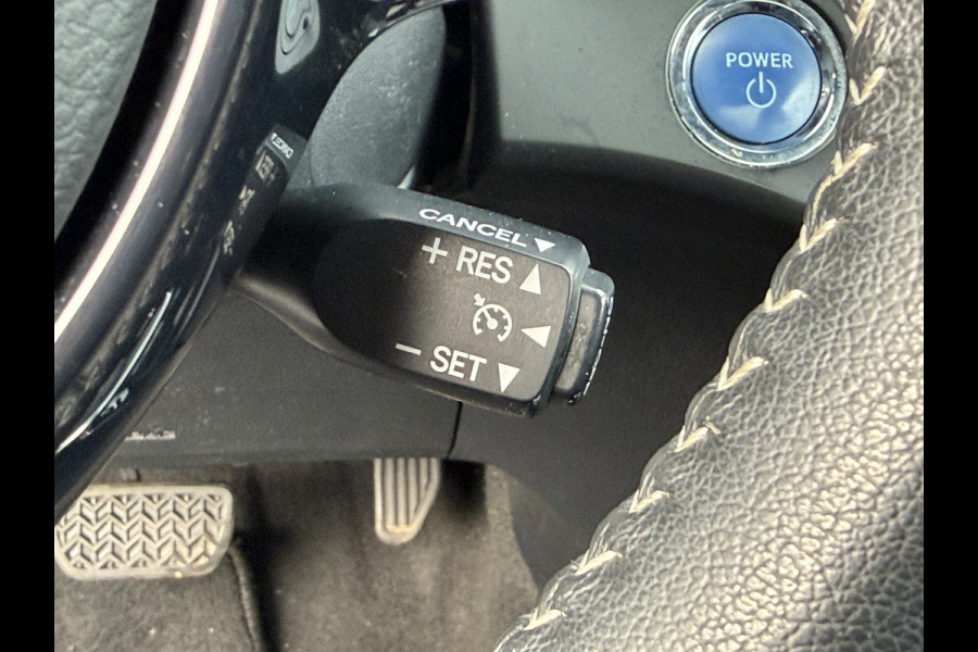 Toyota Yaris 1.5 Hybrid Bi-Tone Plus | Pano dak | PDC Achter | 10 jr GARANTIE | Rijklaar!!