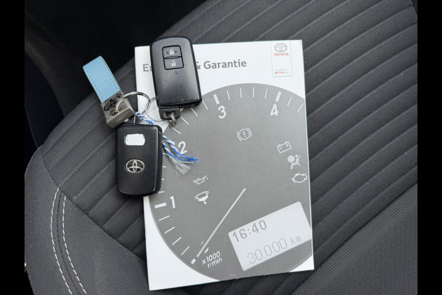 Toyota Yaris 1.5 Hybrid Bi-Tone Plus | Pano dak | PDC Achter | 10 jr GARANTIE | Rijklaar!!