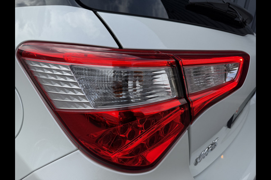 Toyota Yaris 1.5 Hybrid Bi-Tone Plus | Pano dak | PDC Achter | 10 jr GARANTIE | Rijklaar!!