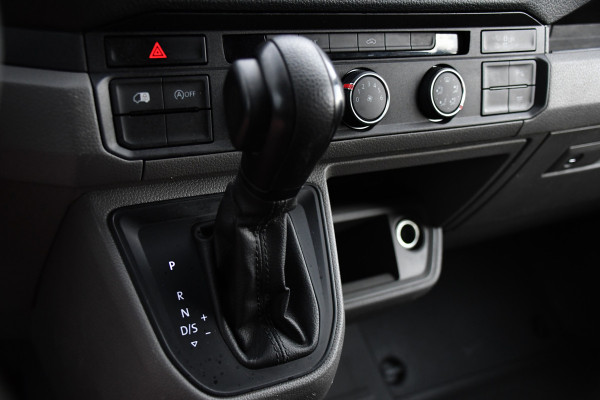 Volkswagen Crafter 35 2.0 TDI L3H3 PB Edition Camera, Adaptieve Cruise, Carplay, LED, Trekhaak, Multimedia, 140pk, Automaat, Sensoren, Uniek!