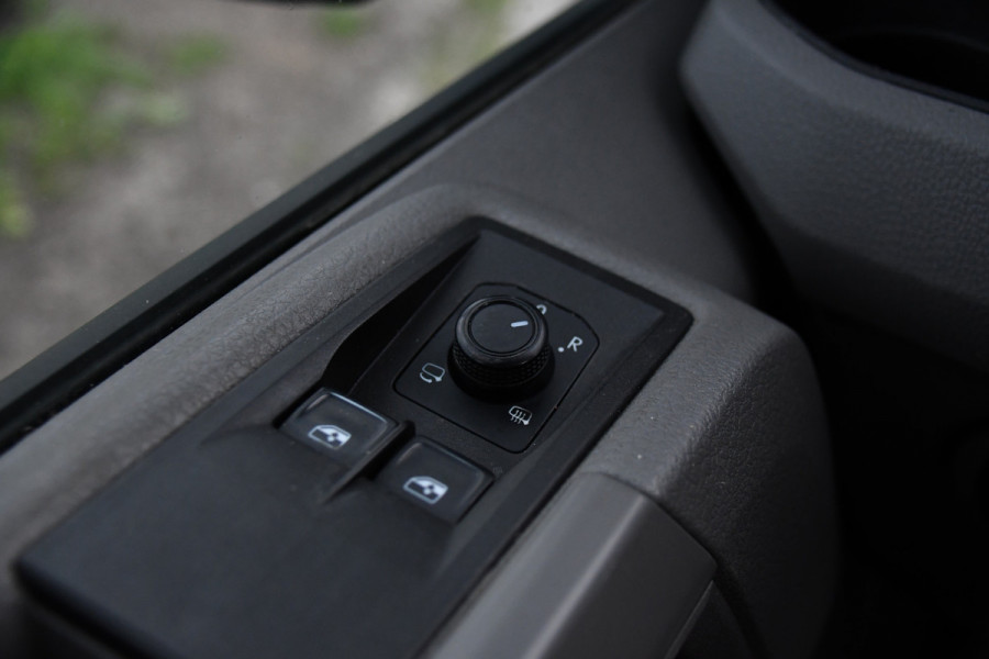 Volkswagen Crafter 35 2.0 TDI L3H3 PB Edition Camera, Adaptieve Cruise, Carplay, LED, Trekhaak, Multimedia, 140pk, Automaat, Sensoren, Uniek!