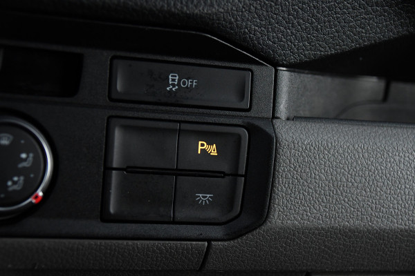 Volkswagen Crafter 35 2.0 TDI L3H3 PB Edition Camera, Adaptieve Cruise, Carplay, LED, Trekhaak, Multimedia, 140pk, Automaat, Sensoren, Uniek!