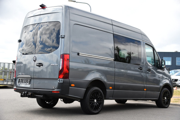 Mercedes-Benz Sprinter 319 V6 3.0 CDI L2H2 DC PB Edition 360 Camera, Cruise, Carplay, Automaat, LED, Stoelverwarming, 10,5'' Mbux, Multimedia, Geveerde stoel, 190pk, Trekhaak, Uniek!