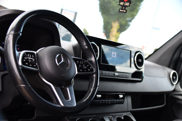 Mercedes-Benz Sprinter 319 V6 3.0 CDI L2H2 DC PB Edition 360 Camera, Cruise, Carplay, Automaat, LED, Stoelverwarming, 10,5'' Mbux, Multimedia, Geveerde stoel, 190pk, Trekhaak, Uniek!
