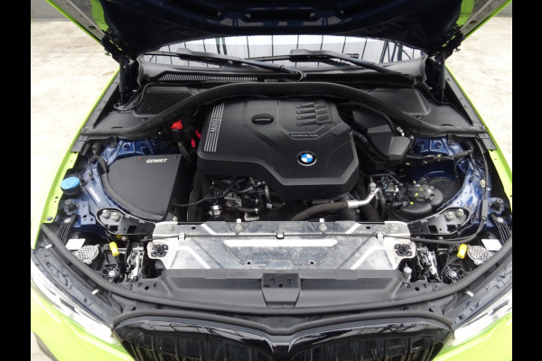 BMW 3 Serie Touring 318i M-Performance * EYE CATCHER * 330 PK !!