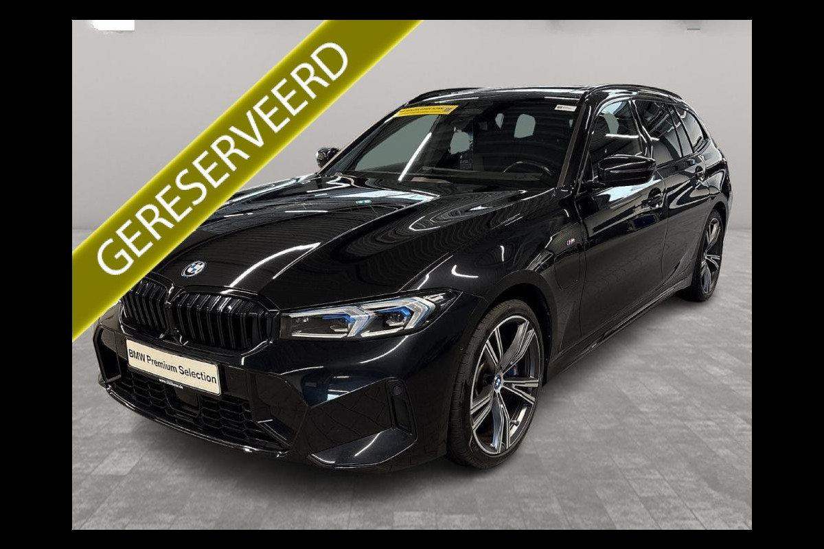 BMW 3 Serie Touring 330e M-SPORT ** ADAP. LED, PANO, TREKH, ACC, HuD, 19-inch LMV ** 1e EIG - UNFALLFREI, BMW ONDERH. ** * INFORMEER OOK NAAR ONZE AANTREKKELIJKE FINANCIAL-LEASE TARIEVEN **