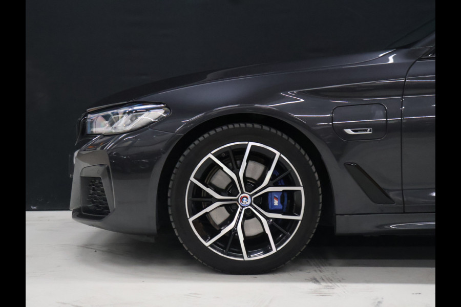 BMW 5 Serie Touring 530e M Sport [SCHUIFKANTELDAK, ELEKTRISCHE TREKHAAK, APPLE CARPLAY, STOELVERWARMING, MEMORY, DIGITAL DASH, CAMERA, CRUISE CONTROL, PDC V + A, NAVIGATIE, NIEUWSTAAT]