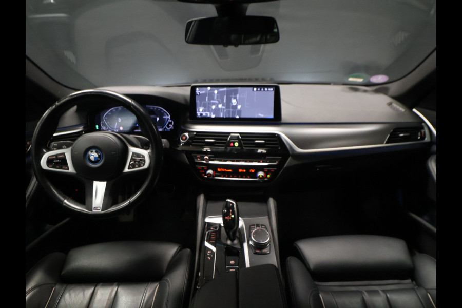 BMW 5 Serie Touring 530e M Sport [SCHUIFKANTELDAK, ELEKTRISCHE TREKHAAK, APPLE CARPLAY, STOELVERWARMING, MEMORY, DIGITAL DASH, CAMERA, CRUISE CONTROL, PDC V + A, NAVIGATIE, NIEUWSTAAT]