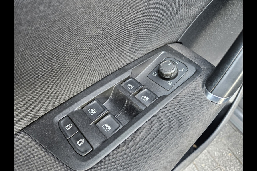 Volkswagen Touran 1.0 TSI Comfortline Business Carplay! Trekhaak! Airco/Clima! Cruise Control! Nette Auto!