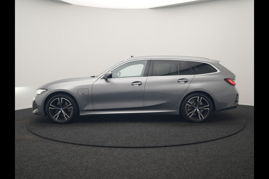 BMW 3 Serie Touring 320e M Sport PHEV SOH 95,9 Dealer O.H | Panodak | Adaptive Cruise | Head Up | Camera | Lederen Sportstoelen Memory & Verwarmd | Blis | Widescreen Navi | Keyless | Apple Carplay | DAB | 18"L.M | Plug In Hybrid