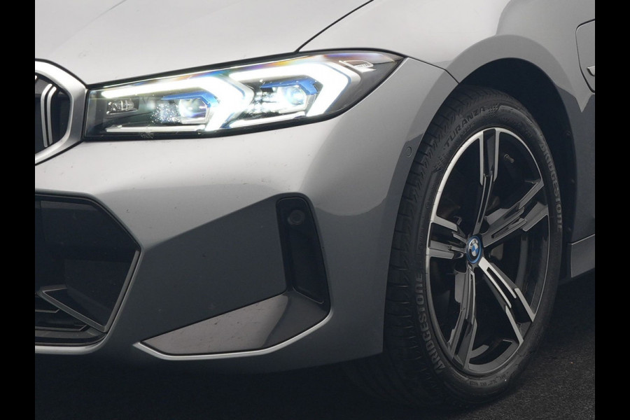 BMW 3 Serie Touring 320e M Sport PHEV SOH 95,9 Dealer O.H | Panodak | Adaptive Cruise | Head Up | Camera | Lederen Sportstoelen Memory & Verwarmd | Blis | Widescreen Navi | Keyless | Apple Carplay | DAB | 18"L.M | Plug In Hybrid