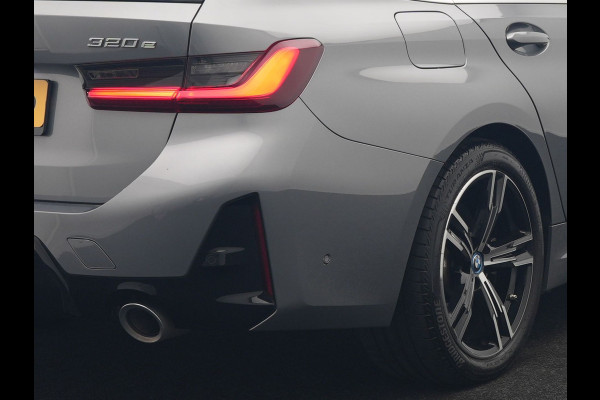 BMW 3 Serie Touring 320e M Sport PHEV SOH 95,9 Dealer O.H | Panodak | Adaptive Cruise | Head Up | Camera | Lederen Sportstoelen Memory & Verwarmd | Blis | Widescreen Navi | Keyless | Apple Carplay | DAB | 18"L.M | Plug In Hybrid